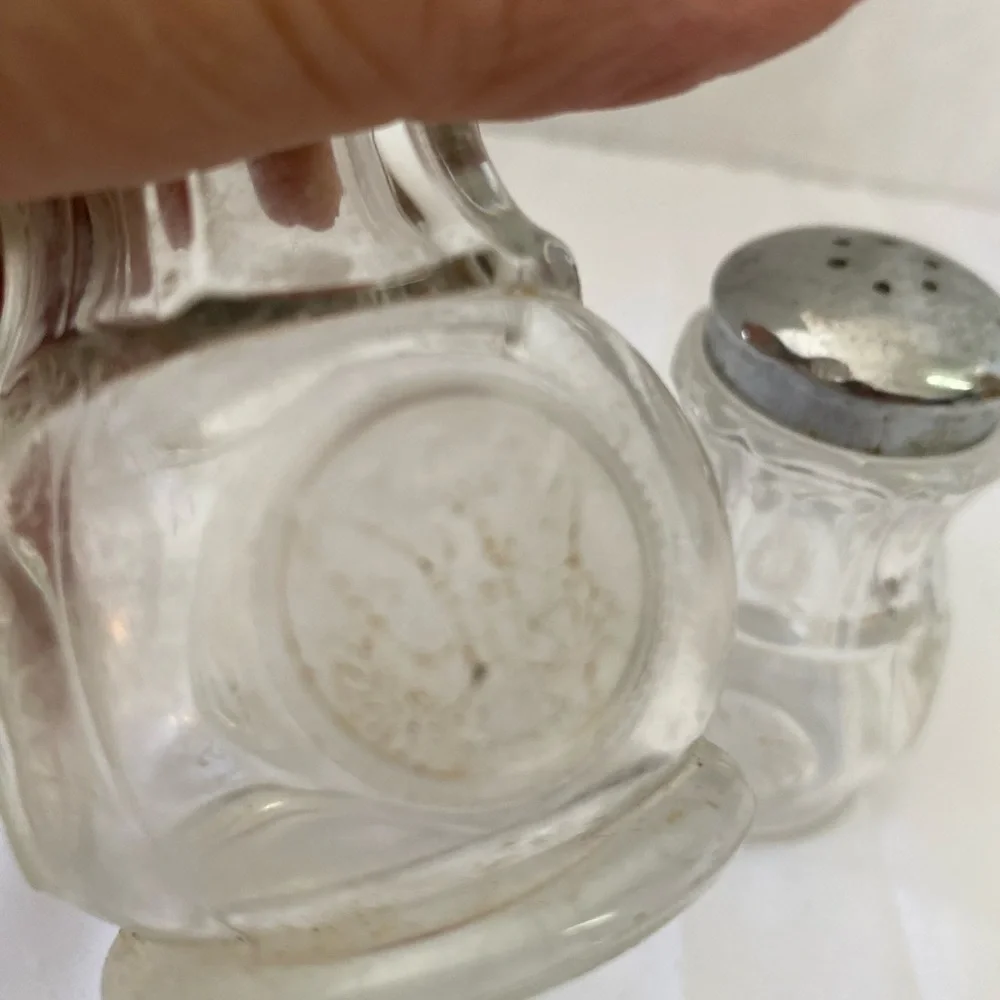 Glass Salt & Pepper Shakers (EO)